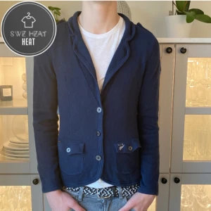 Stickad kavaj - Tja, säljer nu denna schyssta kavajen i storlek M men sitter mer som S. Hör av dig vid frågor eller funderingar!