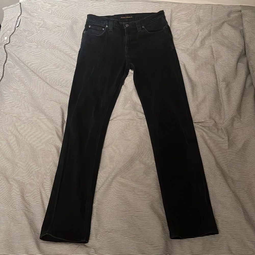 Nudie jeans i storlek W30 L32 i färgen mörkblå! Mycket bra skick! Skriv gärna vid frågor. Jeans & Byxor.