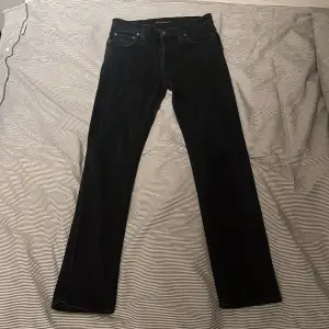 Nudie jeans i storlek W30 L32 i färgen mörkblå! Mycket bra skick! Skriv gärna vid frågor