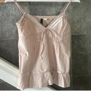 Ljus rosa topp - Älskar den här toppen!!😍 Men kommer inte till användning för den är lite för liten tyvärr, så kan inte visa den på. Hör av er med frågor💕💕💕
