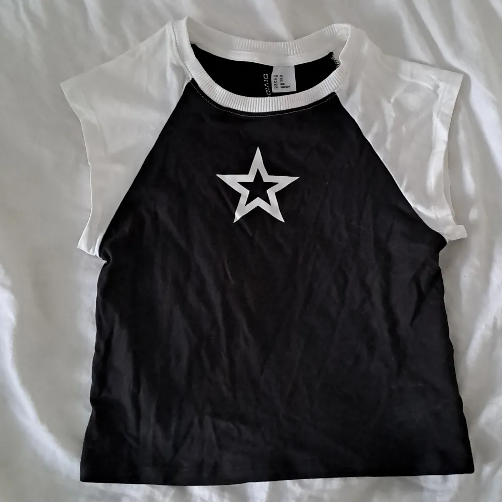 Säljer denna coola t-shirten med en stjärna som tryck från H&M!!⭐️ | Helt oanvänd | Tveka inte att höra av dig vid frågor eller funderingar💞💞 | Använd gärna 