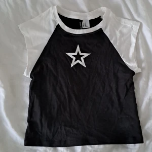 T-shirt Stjärna⭐️ - Säljer denna coola t-shirten med en stjärna som tryck från H&M!!⭐️ | Helt oanvänd | Tveka inte att höra av dig vid frågor eller funderingar💞💞 | Använd gärna "köp nu"😊🫶 |