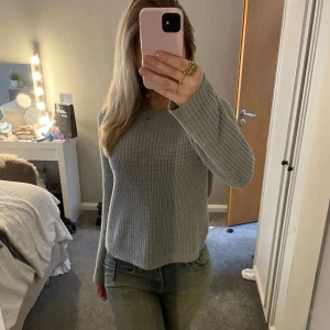 fin stickad tröja❤️ - köpt för längesen, används aldrig🌟