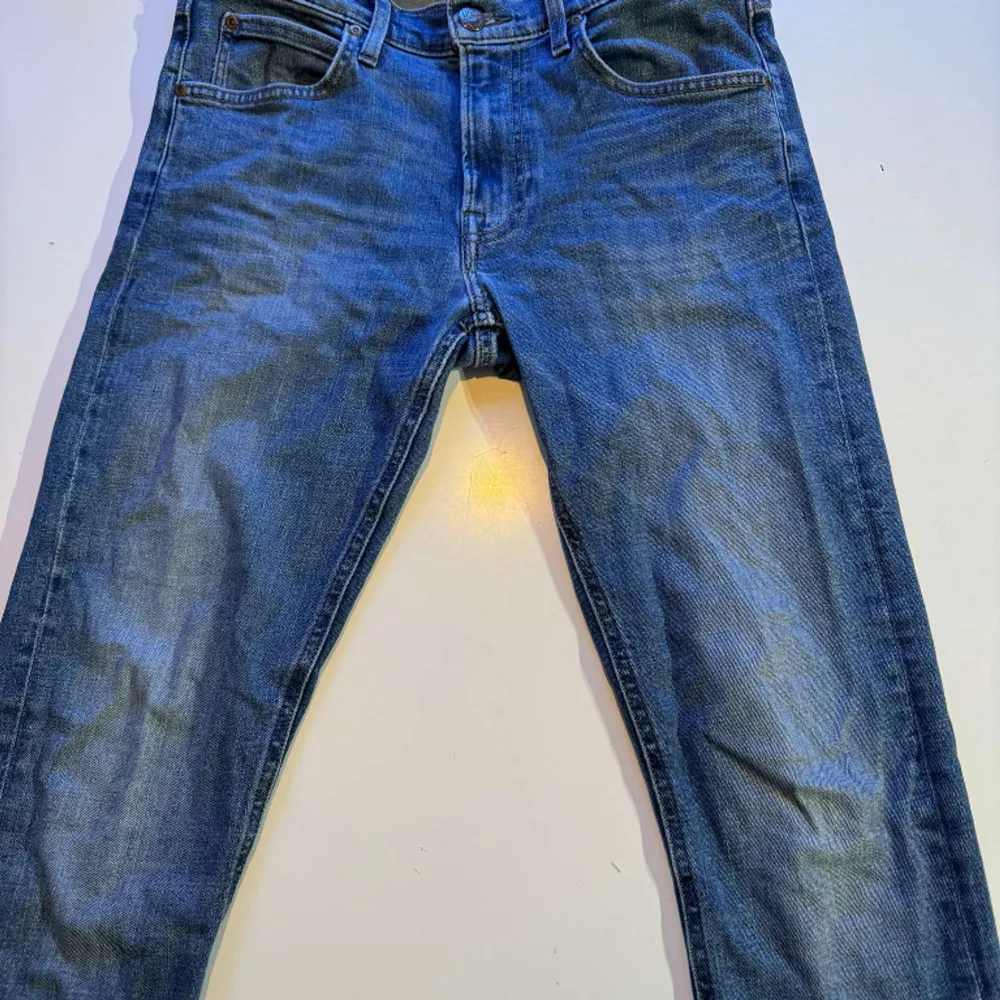 Tja! Säljer ett par feta Lee jeanso storlek W: 30 L: 34 Modell: Luke Hör av er vid fler bilder eller funderingar! Mvh  Hugo. Jeans & Byxor.