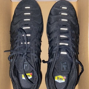Nike vapormax plus - Hej jag säljer ett par Nike vapormax plus pågrund av att dom var för små för mig . Jag säljer dom för 1700 som är ett rimligt pris pågrund av att ett nytt par kostar 2600. Kan mötas upp i Stockholm eller frakta.