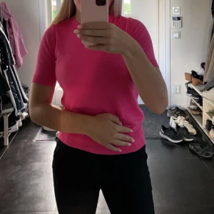tröja - jättefin t-shirt från zara. kommer inte till användning. fin färg, köpt för ca 1,5 år sen. ganska bra skick. men har blivit lite små knott som dock inte syns.