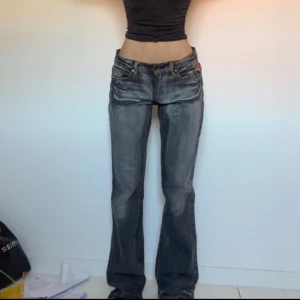 lågmidjade jeans  - Jättefina lågmidjade jeans i bra skick. Färgen är mest lik första bilden, ganska dåligt ljus på dom 2 sista bilderna. Innerbenslängd: 83 cm. Midjemått mätt rakt över: ca 41 cm