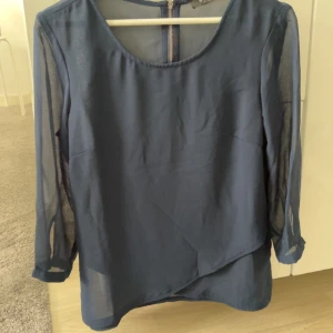 Mörkblå blus - Superfin mörkblå blus med dragkedja där bak. Går att både klä ner och upp. Priset är inkl frakt. 