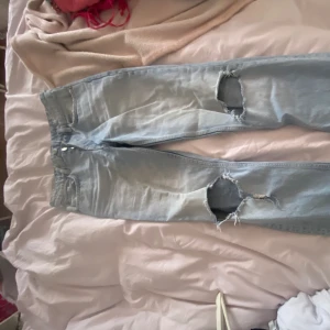 Zara jeans! - Zara jeans i modellen straight mid rise! Så fina till sommaren. Ljusblåa hål jeans som passar 36 ! Skriv för fler bilder!! 🩵🩵