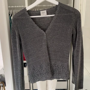 Kofta - Säljer denna sjukt gulliga tunna kofta med otroligt fina broderier nertill. Jag säljer då den är för liten för mig och inte kommer till användning. Jättefint skick utan defekter och superfin till våren/sommaren. Använd köp nu💓