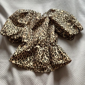 Leopard topp - Sååååå galet snygg blus/topp i leopard print , puffärm och peplum modell. Väldigt Ganni inspirerad!😍 knappar med öppning som man kan ha både fram till eller längs ryggen. Så fin men tyvärr för stor på mig🙃🐆🐆 priset kan diskuteras!