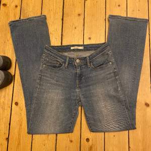 jätte snygga och sköna levi’s bootcut jeans i modellen 715 och storlek 25❣️ Finns ett litet hål på knät, se bild 3❣️