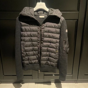 Moncler cardigan - Moncler cardigan Skick 9/10 Storlek L passar M runt 177-184 Tags och kvitto finns Pris 4499kr Självklart äkta, skriv för fler bilder 