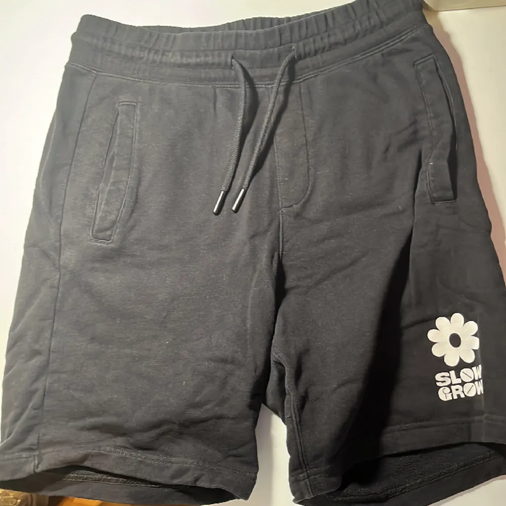 Svarta mjukis shorts från h&m  Innerbenlängd: 20 cm Storlek: s. Shorts.