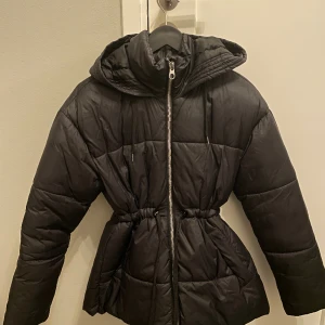 Jacka vero moda - Lätt vinterjacka från vero moda, använd 1 vinter