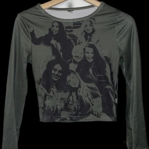 Grön tajt tröja med tryck  - En söööt grön lite tajt men skön tröja med cute nått random tryck. 