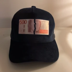 All cap one keps - Hej, säljer nu min all cap one keps då den är använd 1 gång. Den är i skick som ny men det finns en defekt och det är att jag klippte av lite från bandet på baksidan av kepsen men man kan fortfarande ändra till vilken storlek man vill. Mvh: Max