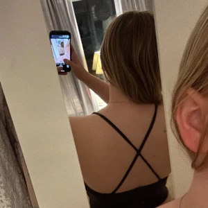 Festtopp - Jättefin topp med öppen rygg, säljer då den är lite stor för mig så den är endast testad. Perfekt att ha på sig en kväll ute🤍