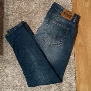 Säljer nu ett par dunder Replay jeans som knappast blivit använda. skicket är 9/10, otroligt bra skick. Riktigt fräscha slitningar och speciellt med den ljusblå färgen som är snyggt under alla årstider. Skriv vid frågor så löser vi något!🔥