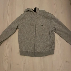 LACOSTE SPORT hoodie - Lacoste hoodie. Liten fläk på den. (Tar Swish)
