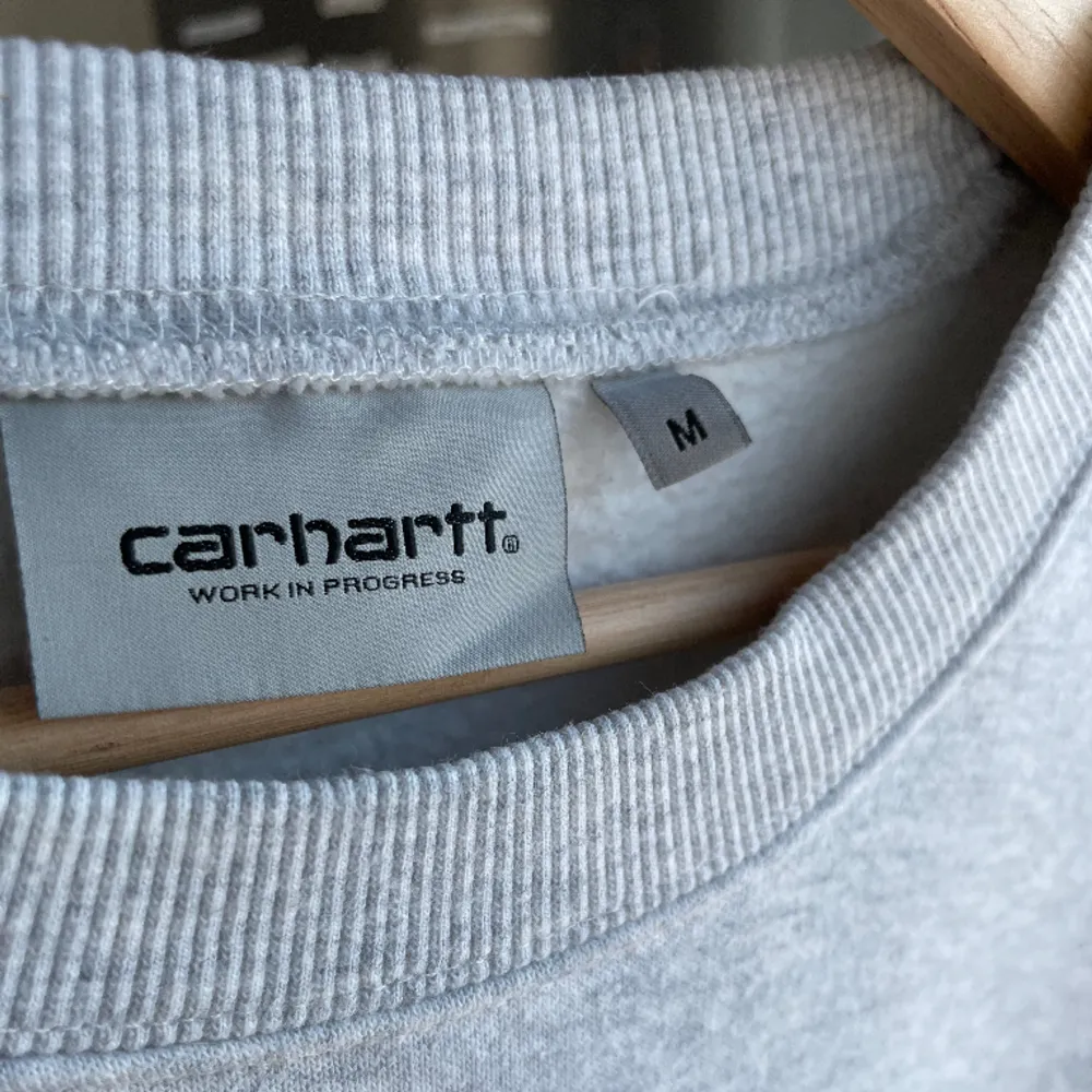 Jätteskön ljusgrå Carhartt tröja i storlek Medium. Köpt ca 1 år sen och inte använd så mycket. Bra boxy passform och bra kvalite, nypris ca 1000kr.  Möts i Lund/Malmö eller fraktar (50kr). Hoodies.