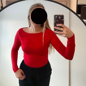 Röd boatneck - Boatneck från NAKD, oanvänd. Nypris 280kr. stl xs mer som S/M