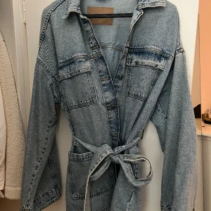 Jeansjacka med skärp  - I fint skick, ifrån H&M i XS. 