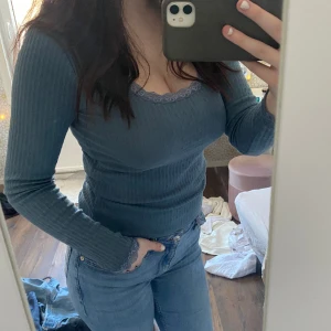 Blå spetströja  - Superfin spetströja från ”Top Shop”. Endast använd ett par gånger så i mycket fint skick! I storlek S, men är stretchig så passar även större storlekar 💞 