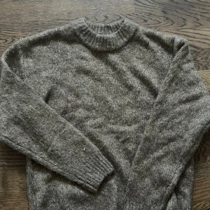Skön o snygg pull&bear stickad tröja  - Säljer den pga ingen användning. Använd en gång tidigare och är i bra skick. 