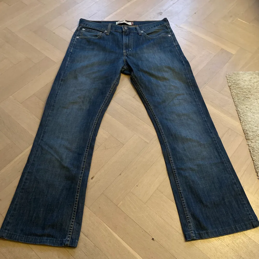 Levi’s 527 bootcut jeans storlek 32/32. Mörkblå med snygg wash, inte mycket använda alls och i mycket bra skick.. Jeans & Byxor.