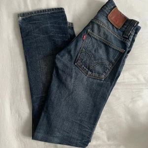Lågmidjade levis  - Snygga lågmidjade jeans från levis i storlek 28x32. Helt okej skick! Skriv om du har några frågor🤝