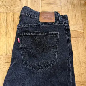 Hejsan! Jag säljer mina oanvända Levis jeans, Nypris 850kr. Köparen står för frakten🖤💖