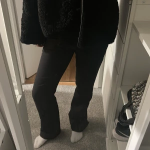 Lågmidjade kostymbyxor  - Säljer dessa snygga Lågmidjade kostymbyxor!! 