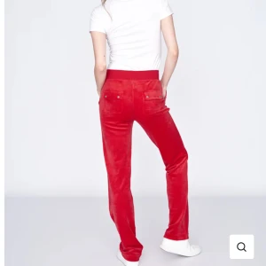 Juicy Couture Byxor - Säljer mina juicy byxor då dom aldrig kommer till användning. Båda är jätte fint skick. Pris kan diskuteras. 💗