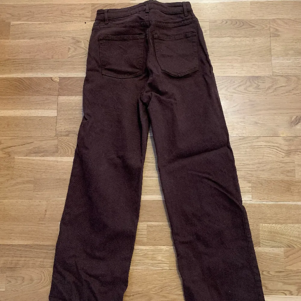 Mörkbruna i färgen, wide leg, hög i midjan. Knappt använda så i nyskick! 💖. Jeans & Byxor.