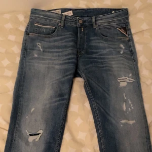 Replay jeans  - Hej säljer ett par helt nya replay Grover jeans som är i modellen straight fit. Anledningen till att dem säljs är för att jag inte gillade passformen på dem. Pris går att diskuteras vid snabb affär. Hör av er om funderingar elr frågor😄