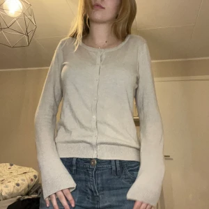 Stickad kofta hm - Så mjuk i materialet och bra skick! Kontakta för fler bilder (köp gärna via ”köp nu”)❤️😗