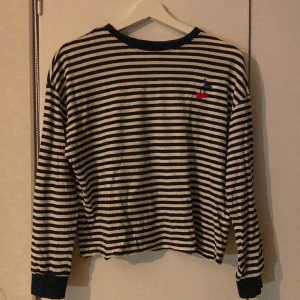 Randig långärmad - Blå-vit randig långärmad tröja med ett körsbärspar på. Är inte min stil längre, men jättegullig. I väldigt bra skick.