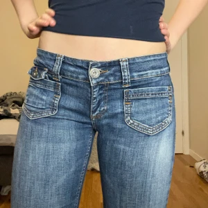 Lågmidjade jeans Only - Såå snygga och populära! Står att dem är W40 vilket jag absolut inte tycker att dem är? Dem passa iaf ganska bra på mig som ofta bär W28😙Midjemått rakt över: 40cm Innerbenslängden: 80cm 😗 mina mått finns i profil (köp gärna via ” köp nu”)