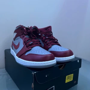 AIR JORDAN 1 MID Cherrywood red/White/Cement Gray - Air jordan 1 mid i cherrywood red, inte användna så är i väldigt fint skick -10/10, säljer då dom inte passar min vän så har ingen användning för de. Kan sänka pris vid snabb affär! Hör av dig vid intresse eller om du har några frågor 😊 