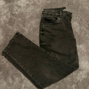 Baggy/loose fit jeans grå - Säljer ett par grå jeans i baggy/loose fit från Lab industries. Storlek 146. Dom är använda bara några enstaka gånger och är i väldigt bra skick. Skriv om ni är intresserade! 