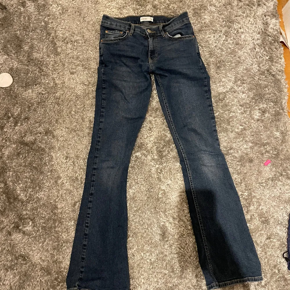 Säljer de pepulära gina lowwaist bootcut jeans i storlek 36 (s)!! Jättefina och inga defekter. Orginalpris är 499kr. Jeans & Byxor.