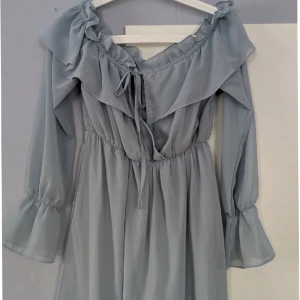 Ljusblå klänning - Superfin ljusblå klänning ifrån NA-KD