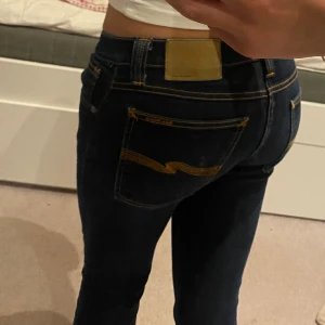 Lågmidjade nudie jeans  - Jättefina mörkblå nudie jeans som är lågmidjade. Dom är i storlek 27x32 men passar mig som brukar ha 34 i längd. Säljer för att jag har ett oar exakt likadana. Skeiv flr frågor.