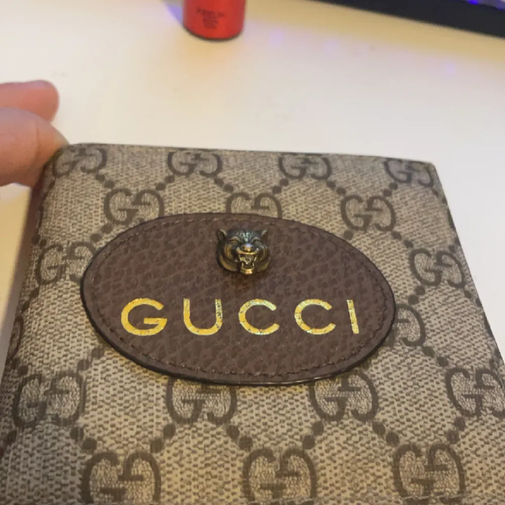 Jag vill sälja min Gucci plånbok jag använder den aldrig . Övrigt.