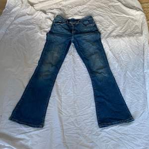 Bootcut jeans i storlek S/36. Den är 29 i waist och 30 i length. Innerbenslängden är ca 72 cm och midjemåttet är ca 34 cm.  Eftersom byxorna är för små för mig så kan jag inte skicka några bilder med dem på 💕