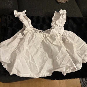 Vit topp - Vit topp ifrån Gina tricot i xl Aldrig använd  Pris kan diskuteras  