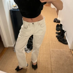 Levi’s  jeans !! ❤️‍🔥❤️‍🔥🌟 - Här har vi ett par vita raka Levis jeans!  Väldigt najs passform i midjan, och bra tyg.  Tyvärr ingen användning för dom längre! ❤️‍🔥❤️‍🔥