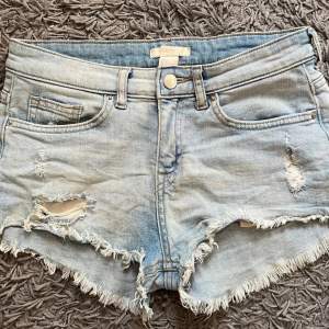 Low waist jeansshorts i storlek 32, passar även 34.  Säljer för 120 kr, kan hämtas i Kalmar eller skickas mot fraktkostnad.