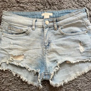 Low waist jeansshorts - Low waist jeansshorts i storlek 32, passar även 34.  Säljer för 120 kr, kan hämtas i Kalmar eller skickas mot fraktkostnad.